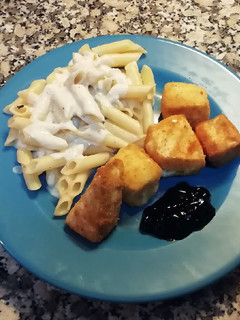 Una foto de Pasta con salsa Roquefort y queso frito con arándanos