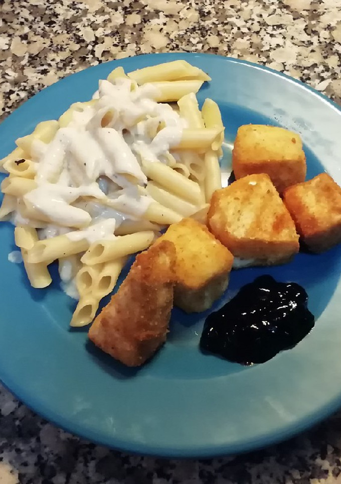 Una foto de Pasta con salsa Roquefort y queso frito con arándanos