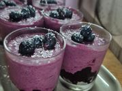 Une photo de mousse fruits rouges