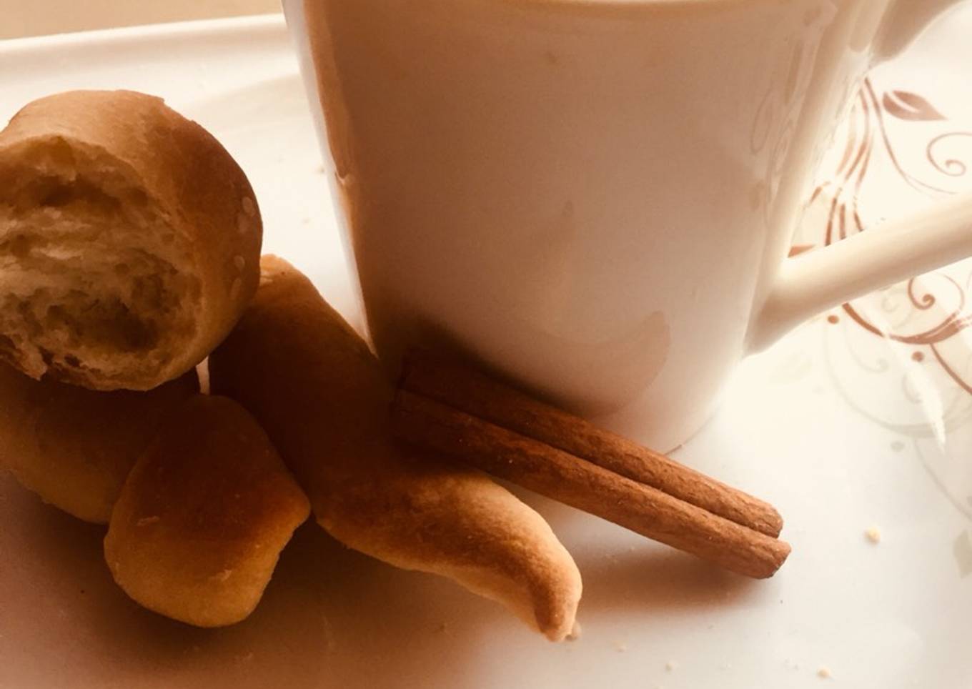 Cinnamon tea with homemade bread