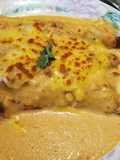 Crepas rellenas de pollo y champiñones en salsa de pimiento