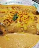 Crepas rellenas de pollo y champiñones en salsa de pimiento
