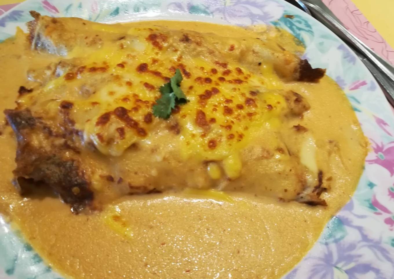 Crepas rellenas de pollo y champiñones en salsa de pimiento