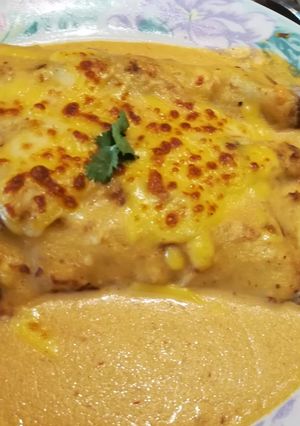 Una foto de Crepas rellenas de pollo y champiñones en salsa de pimiento