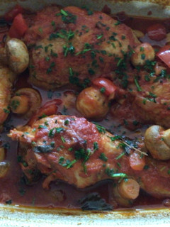 Una foto de Pollo en salsa con champiñones