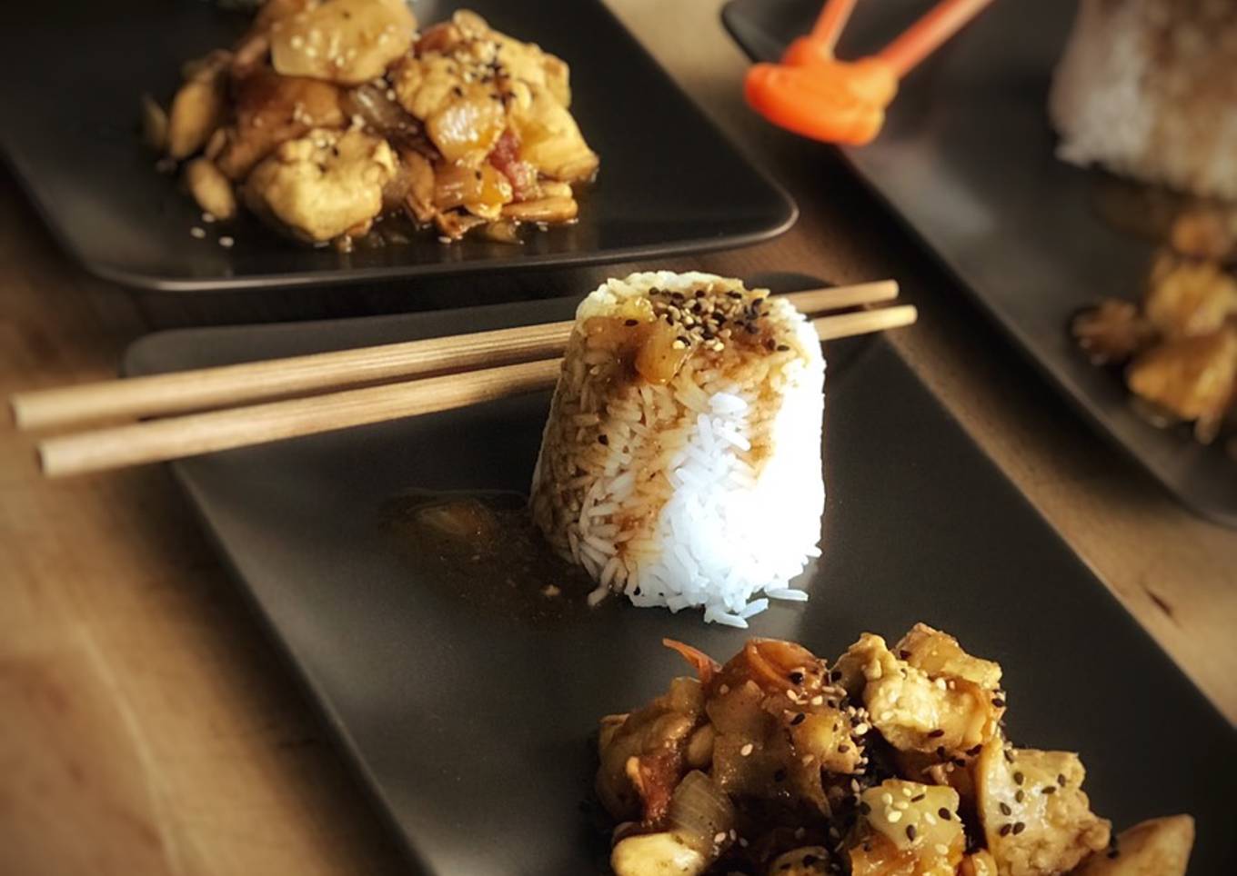Pechuga de pollo a la miel con almendras y arroz thai