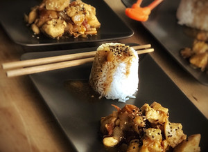 Foto principal de Pechuga de pollo a la miel con almendras y arroz thai