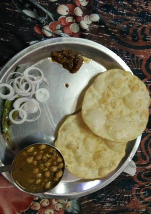 A picture of Chhole bhatoore.