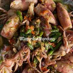 A picture of Cumi geprek / Cumi laut pedas.