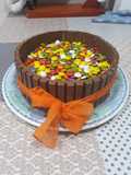 Tarta de chocolate con lacasitos y kitkat