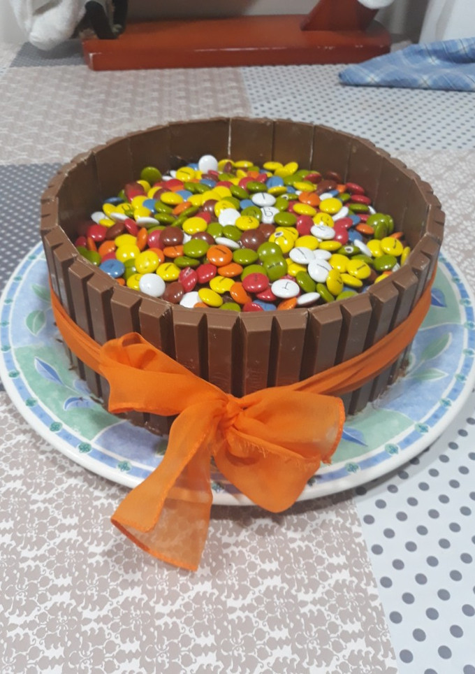 Una foto de Tarta de chocolate con lacasitos y kitkat