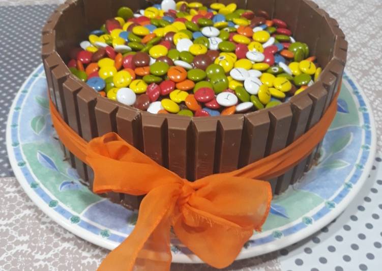 Tarta de chocolate con lacasitos y kitkat