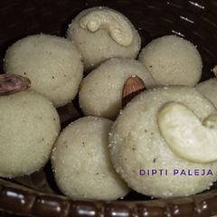 A picture of Rava Ladoo.