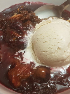 Una foto de Crumble de ruibarbo y arándanos (blueberries)