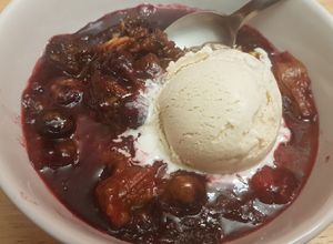 Una foto de Crumble de ruibarbo y arándanos (blueberries)