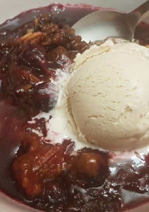 Una foto de Crumble de ruibarbo y arándanos (blueberries)