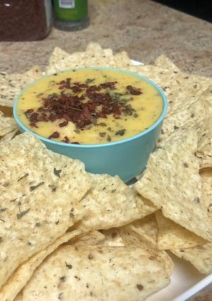Una foto de Dip de pollo y queso con bacon bits a lo Chef G💪🏾🔥🇵🇷👨🏾‍🍳