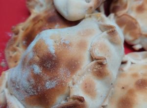 Una foto de Empanadas Mechada Queso 🥟