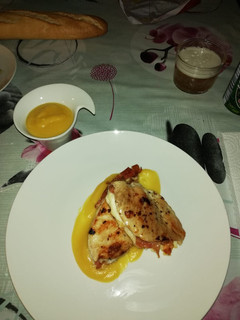 Una foto de Pechuga de pollo rellena y puré de manzana