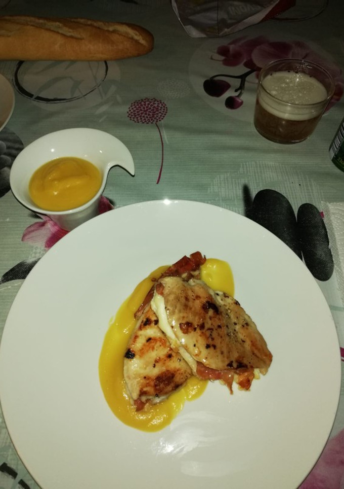 Una foto de Pechuga de pollo rellena y puré de manzana