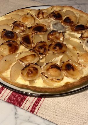 Une photo de Pizza chèvre poires et miel