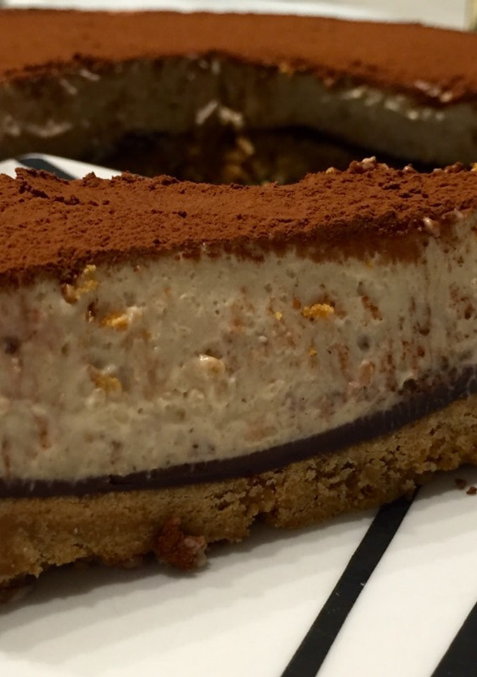 Una foto de Cheesecake de turrón y chocolate