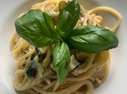 Una foto di spaghetti nerano