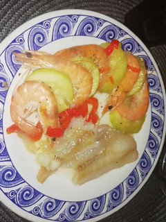Una foto de Pescado con gambas y verduras en Lekue