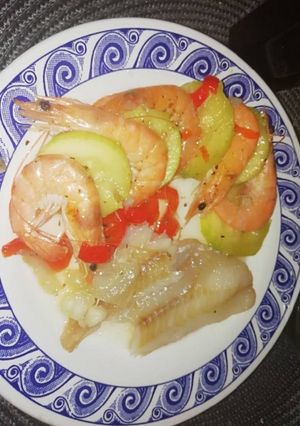 Una foto de Pescado con gambas y verduras en Lekue
