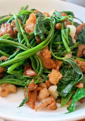 Hình của món Ngọn khoai xào tóp mỡ.