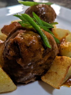 Una foto de ALBÓNDIGAS De Carne de Cordero🐏 y Zanahoria con Salsa Roja..!
