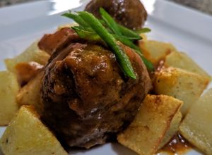 Una foto de ALBÓNDIGAS De Carne de Cordero🐏 y Zanahoria con Salsa Roja..!