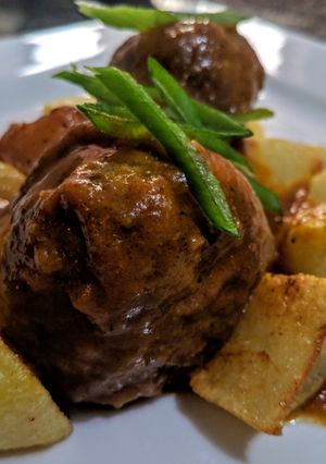 Una foto de ALBÓNDIGAS De Carne de Cordero🐏 y Zanahoria con Salsa Roja..!