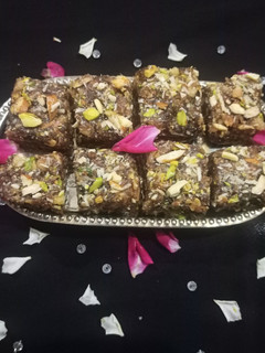 ખજૂર પાક (Khajoor Paak Recipe In Gujarati) રેસીપી મુખ્ય ફોટો
