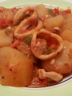 Una foto de Estofado de patatas y calamares