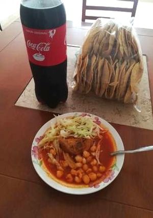 Una foto de Pozole rojo con carne de puerco