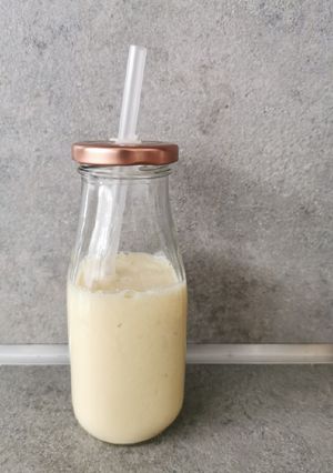 Une photo de Smoothie pomme, banane et eau de coco