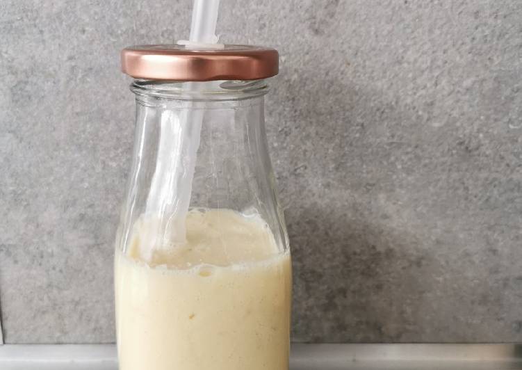 Smoothie pomme, banane et eau de coco