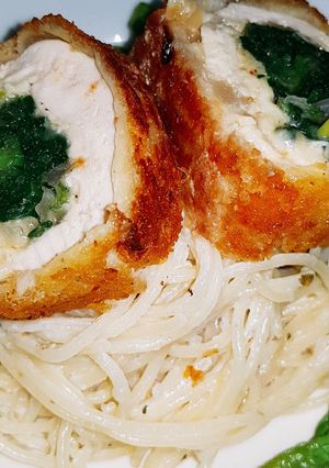 Hình của món Mì ăn kèm gà cuộn cải ngồng phô mai.