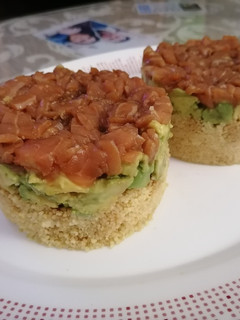 Una foto de Timbal de tartar de salmón con cuscús y aguacate