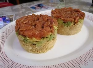 Foto principal de Timbal de tartar de salmón con cuscús y aguacate