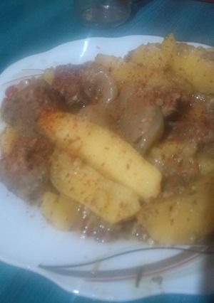 Una foto de Carne a la olla con papas