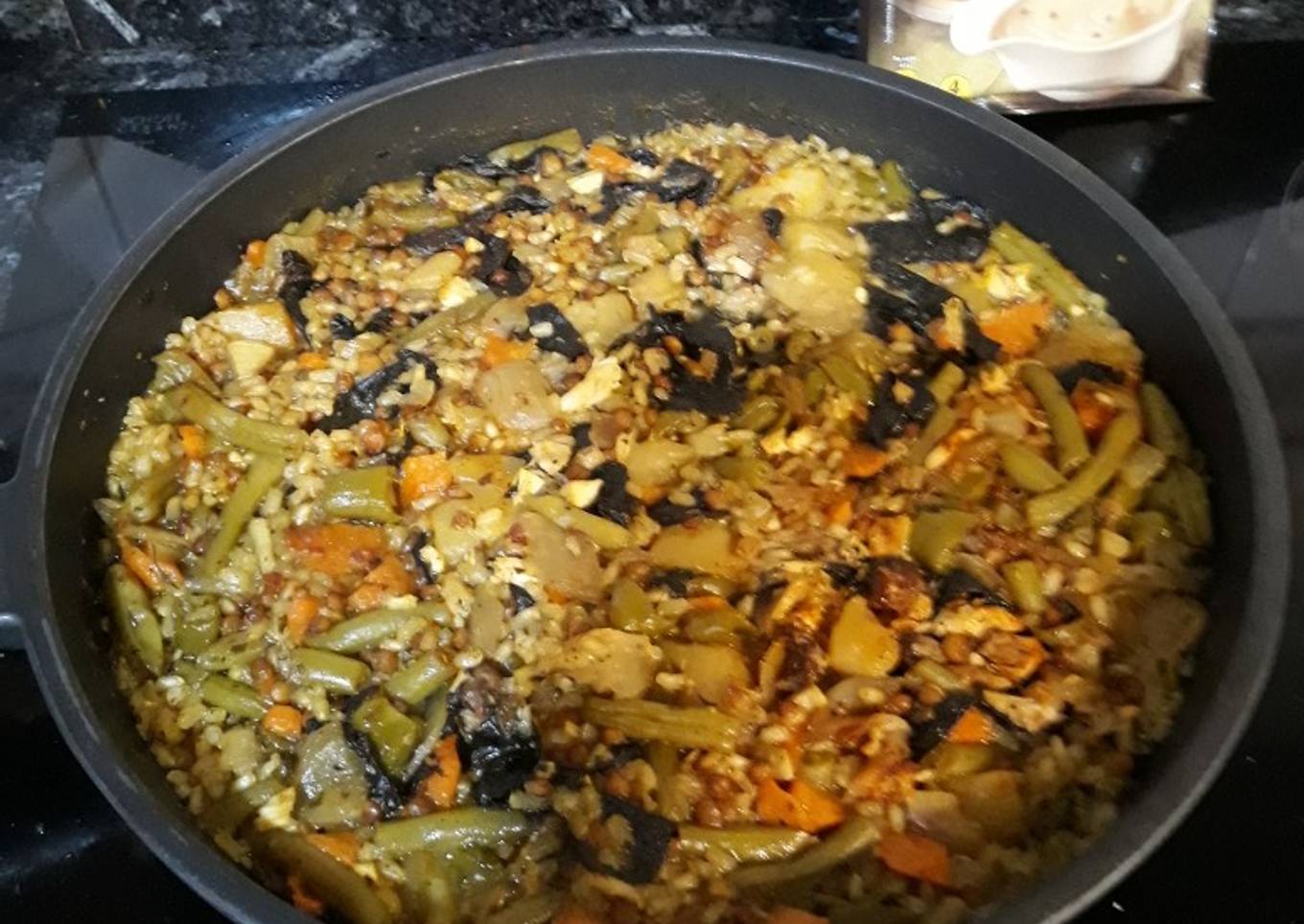 Arroz con pollo, lentejas y verduras a la pimienta verde