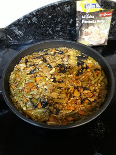 Una foto de Arroz con pollo, lentejas y verduras a la pimienta verde