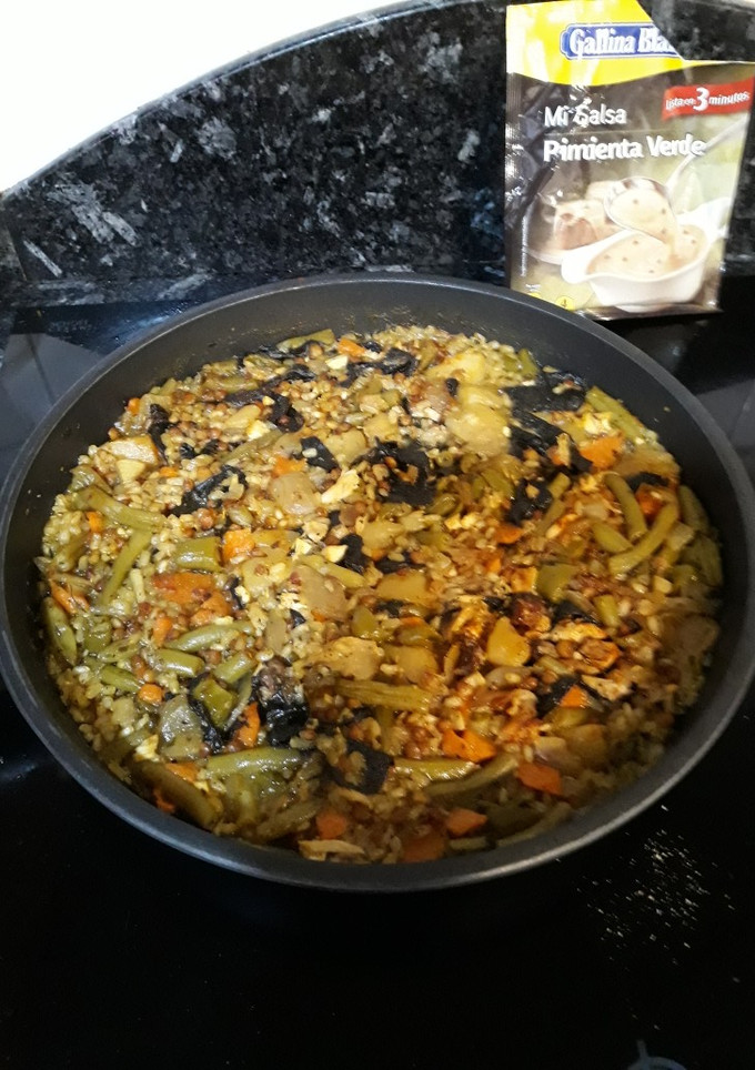 Una foto de Arroz con pollo, lentejas y verduras a la pimienta verde
