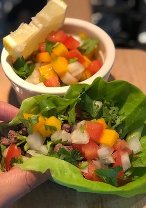 Hình của món Taco bò với lá xà lách.