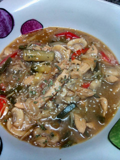 Una foto de Fideos teriyaki con pollo champiñones y vegetales