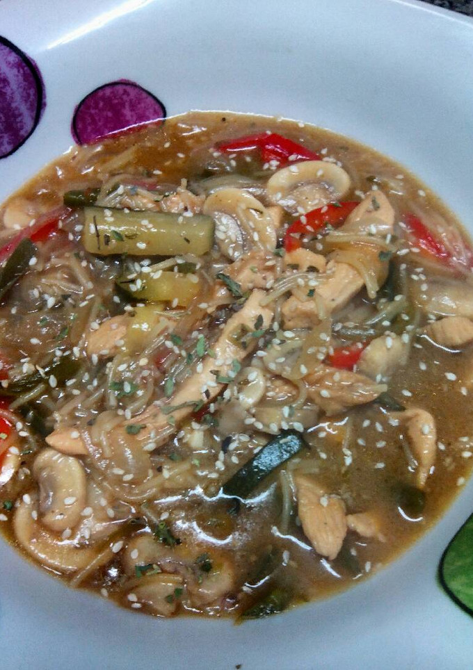 Una foto de Fideos teriyaki con pollo champiñones y vegetales