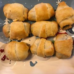 A picture of Christmas breakfast roll-ups.