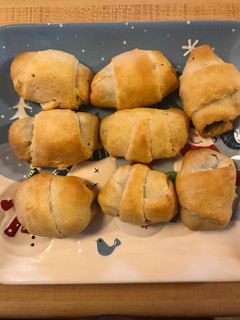 A picture of Christmas breakfast roll-ups.